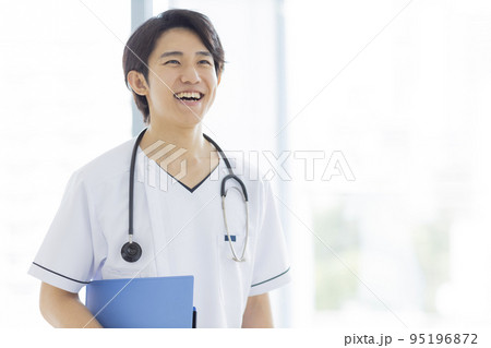 白衣 男性 医師 看護師 95196872
