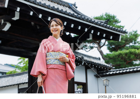 着物姿で京都観光をする若い女性 95196881