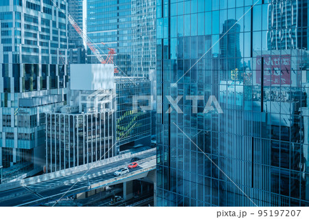 近代的な高層ビル群の間を抜ける首都高3号渋谷線 東京都渋谷区 近代的な高層ビル群の間を抜ける首都高3号渋谷線 東京都渋谷区 95197207