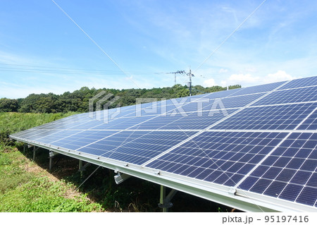 ソーラーパネルが敷き詰められた太陽光発電所 95197416