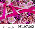 ピンク色の花とリボン 95197802