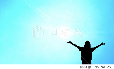 両手を広げる女性のシルエット_青空背景ワイド 95198125