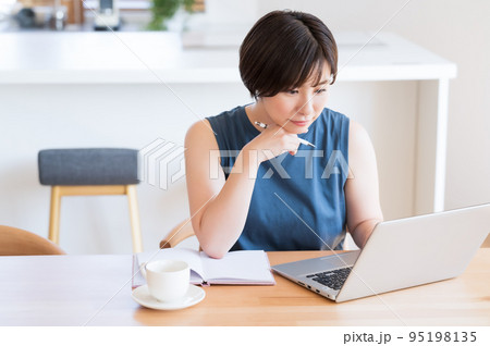 リビングで仕事をする女性 リビングで仕事をする女性 95198135