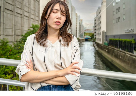 困った表情の若い女性 後楽橋 困った表情の若い女性 後楽橋 95198136