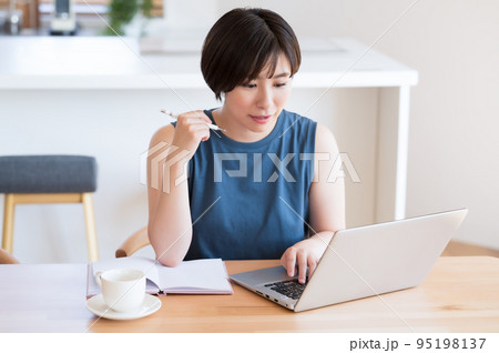 リビングで仕事をする女性 95198137