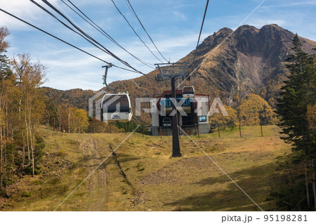 日光白根山ロープウェイ山頂駅と日光白根山 95198281