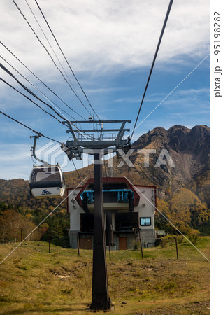 日光白根山ロープウェイ山頂駅と日光白根山 日光白根山ロープウェイ山頂駅と日光白根山 95198282