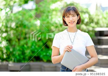 カメラ目線で見つめる女性　ビジネス　パソコン 95198505