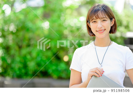 カメラ目線で見つめる女性　ビジネス　パソコン 95198506