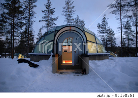 ドーム型の部屋ガラスイグルー 95198561