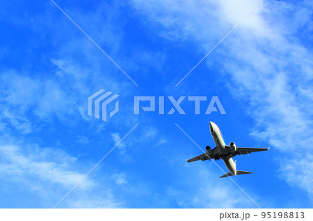 豊中の公園から見た飛行機 95198813