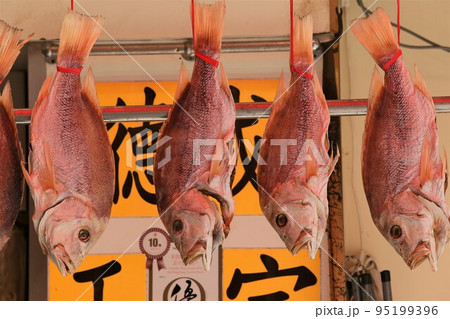 香港・徳輔道西で売られる塩干し魚(ハムユイ)。庶民の味も今や高級 香港・徳輔道西で売られる塩干し魚(ハムユイ)。庶民の味も今や高級 95199396