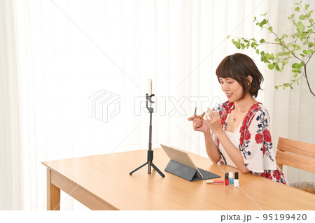 コスメのライブ配信をする女性 95199420