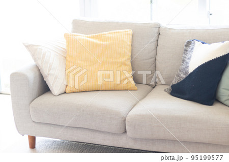 ソファのあるリビング 95199577