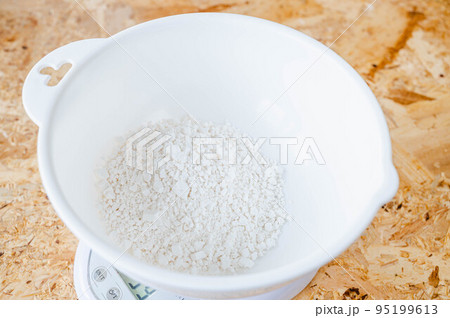 大福作り　白玉粉を量る 95199613