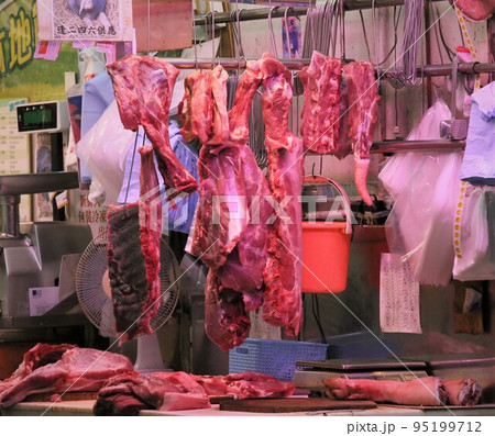 香港の市場の肉屋で売られる豚肉。牛肉や鶏肉より高級で高価。中国人は豚肉が大好きだ 香港の市場の肉屋で売られる豚肉。牛肉や鶏肉より高級で高価。中国人は豚肉が大好きだ 95199712
