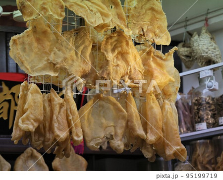 香港・徳輔道西の高級乾物店で売られる高級食材魚の浮き袋(魚膠、魚胆と呼ばれ)。高級中華には欠かせない 香港・徳輔道西の高級乾物店で売られる高級食材魚の浮き袋(魚膠、魚胆と呼ばれ)。高級中華には欠かせない 95199719