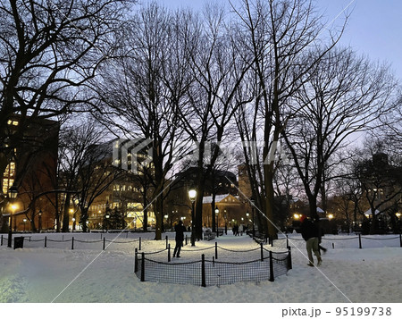 雪の積もる冬の公園で足早に帰る人々 in ニューヨーク 95199738