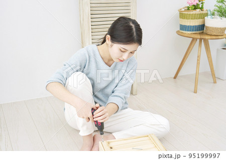 室内でDIYする女性 95199997