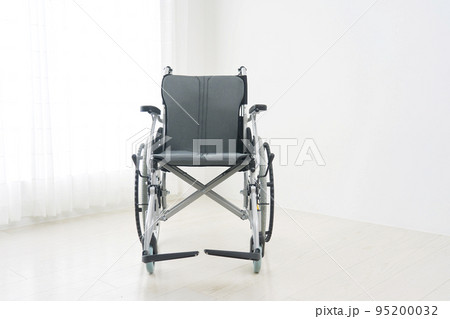 部屋にある無人の車椅子 95200032