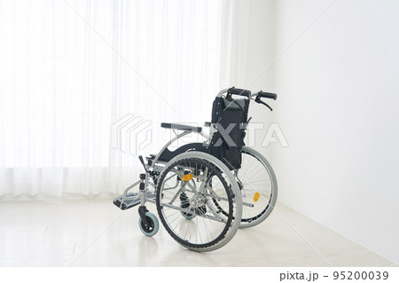 室内にある無人の車椅子 室内にある無人の車椅子 95200039