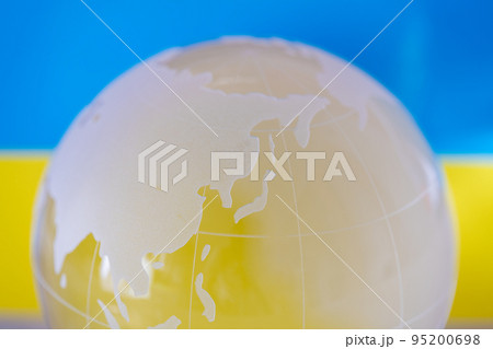 地球儀・ウクライナ国旗・ロシア国旗・日本 地球儀・ウクライナ国旗・ロシア国旗・日本 95200698