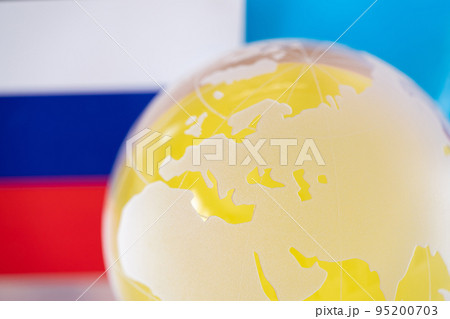 地球儀・ウクライナ国旗・ロシア国旗・日本 95200703