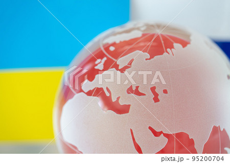 地球儀・ウクライナ国旗・ロシア国旗・日本 95200704