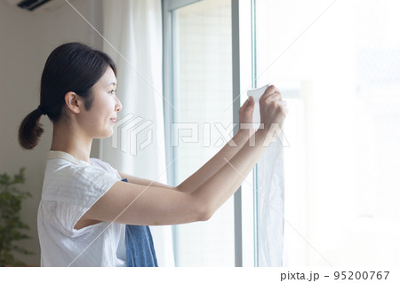 洗濯物を干す女性 95200767