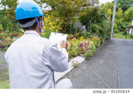 住宅街を調査するビジネスマン 住宅街を調査するビジネスマン 95200834