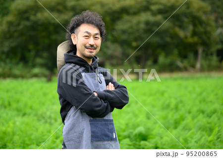 農業をしている人のオススメのイメージ 腕組み 農業をしている人のオススメのイメージ 腕組み 95200865