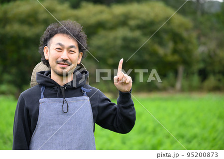 農業をしている人のオススメのイメージ 右にコピースペースあり 農業をしている人のオススメのイメージ 右にコピースペースあり 95200873
