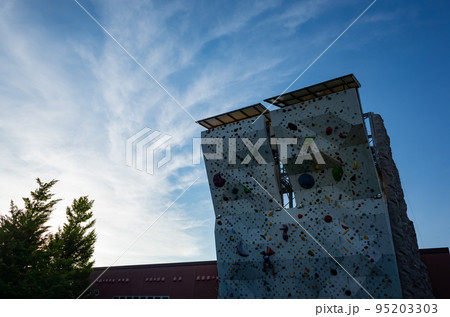 【日本】夕暮れの秋空とボルダリングウォール 95203303
