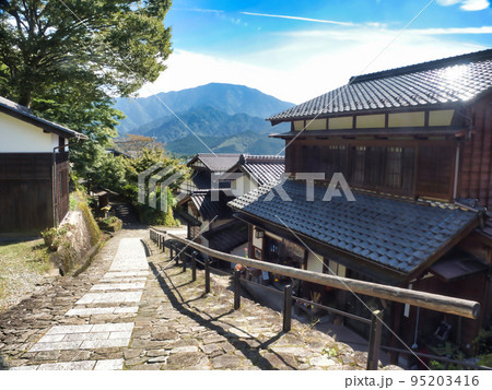 馬籠宿の自然風景・岐阜県の観光地（宿場町・木曽路・中山道） 95203416