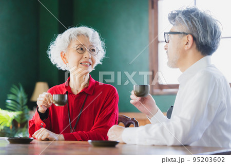 エスプレッソを飲むグレイヘアのカップル　 95203602