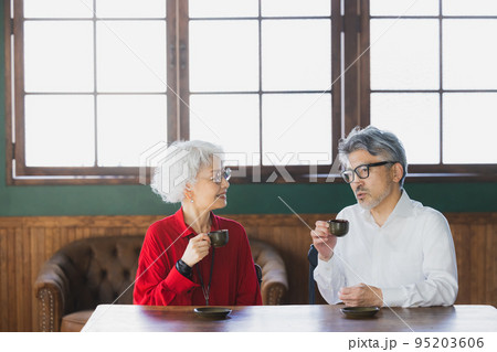 エスプレッソを飲むグレイヘアのカップル　 95203606