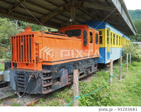 長野県王滝村滝越地区の水交園　森林鉄道のAC四〇型ディゼル機関車と通学列車 95203681