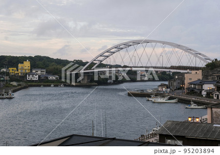 早朝の壱岐郷ノ浦港と郷ノ浦大橋 95203894