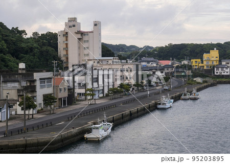 早朝の壱岐郷ノ浦の町並み 95203895