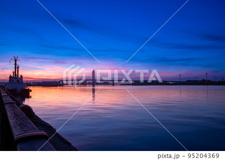 夏の朝の四日市港の夜明けといなばポートライン 95204369