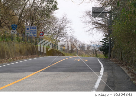 岡山県側から見た国道179号万能峠県境2 岡山県美作市 岡山県側から見た国道179号万能峠県境2 岡山県美作市 95204842