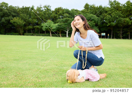 犬と公園で遊ぶ女性 犬と公園で遊ぶ女性 95204857