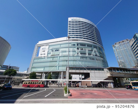 コレットマーレと横浜市営バスあかいくつ 95204876