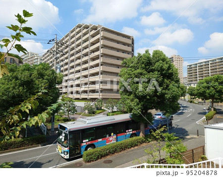 マンション街を行く路線バス(京浜急行バス・能見台) マンション街を行く路線バス(京浜急行バス・能見台) 95204878