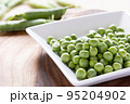 白いお皿に盛られているグリーンピース さや付きあり① 95204902