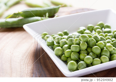 白いお皿に盛られているグリーンピース さや付きあり① 白いお皿に盛られているグリーンピース さや付きあり① 95204902