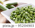 白いお皿に盛られているグリーンピース さや付きあり② 95204903