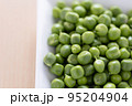 白いお皿に盛られているグリーンピース① 95204904