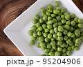 白いお皿に盛られているグリーンピース② 95204906