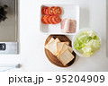 キッチンにならべられた調理前のサンドイッチの材料 95204909